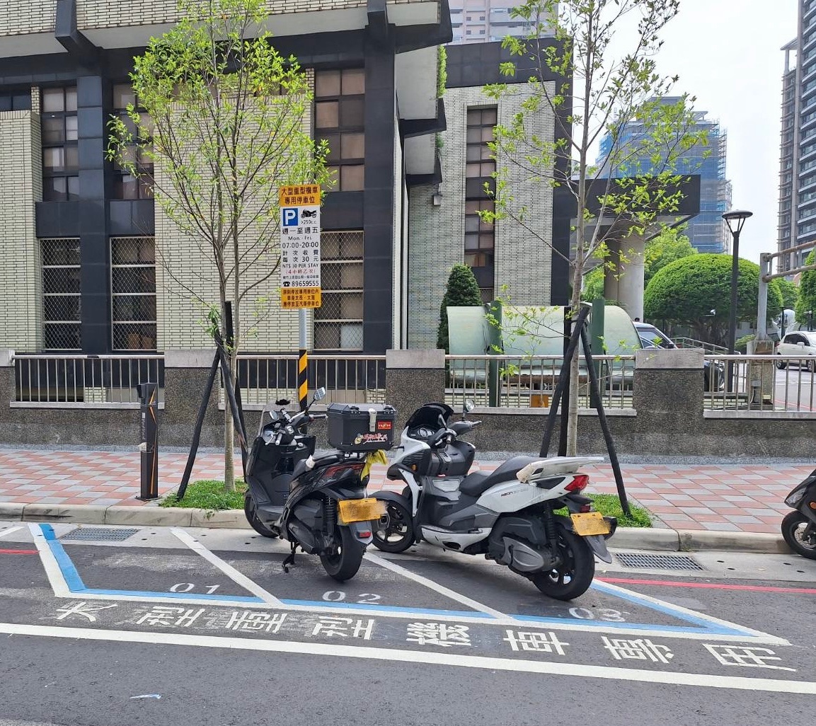 雖然過往已設置大型重機專用格，但數量與便利性還是不及直接停汽車格或機車格