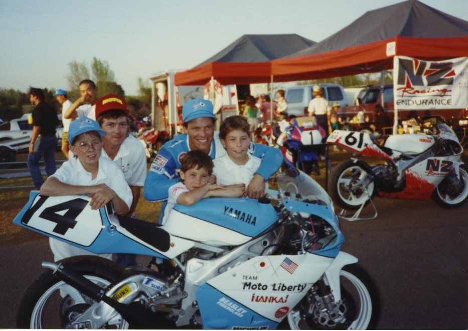 每到比賽周末,Hayden 雙親便開著拖車載上所有裝備和比賽車,全家一同前往參賽或觀賞更高級別比賽,共度熱鬧時光    Photo:nickyhayden.com