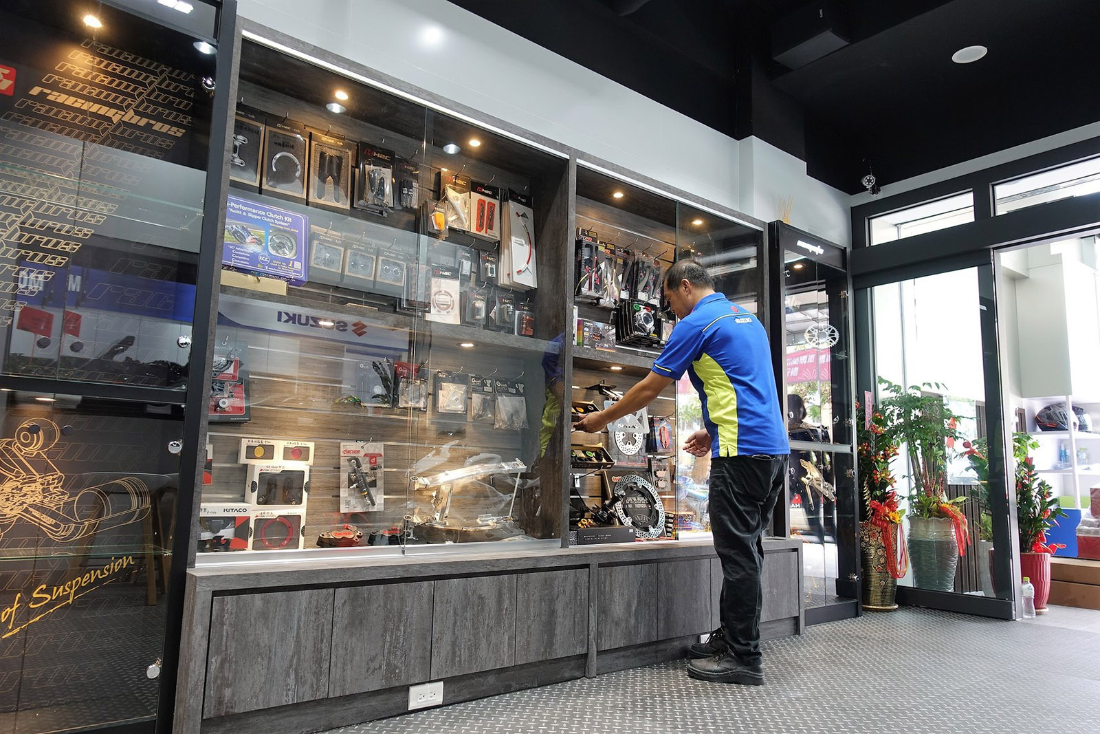 俊宏顧客休息區提供多樣精品可以選擇