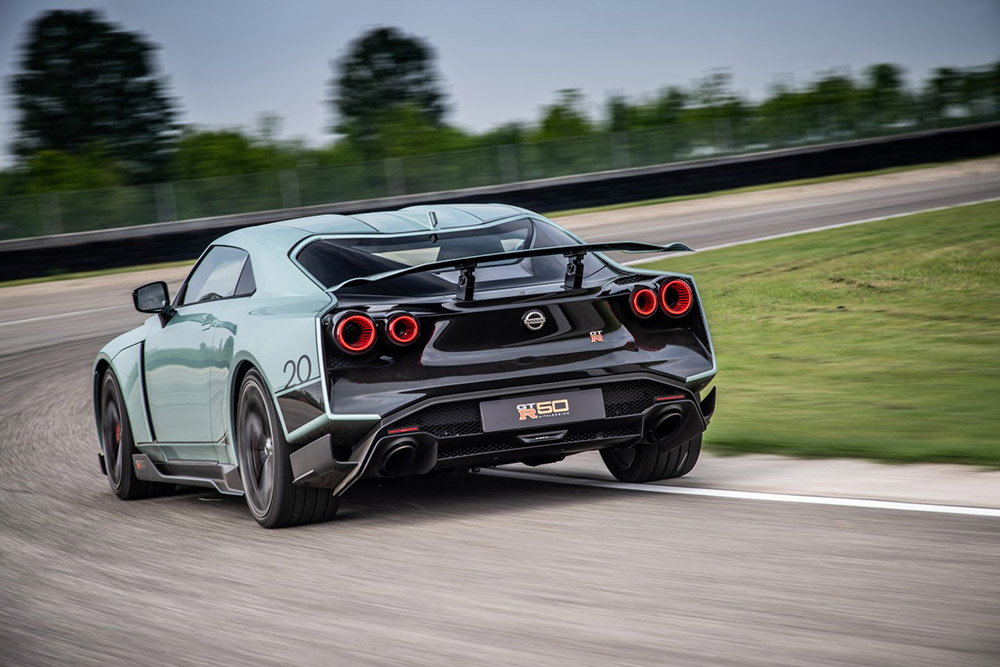 尾燈保留了GTR家族的設計,並結合了Ferrari的尾燈設計風格