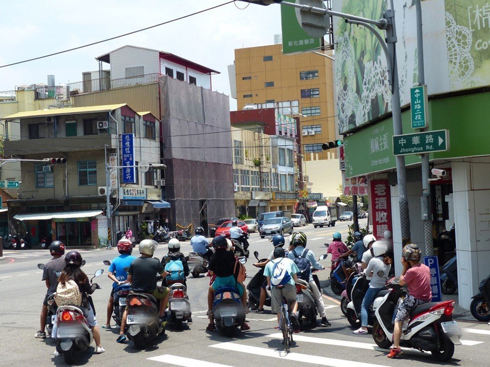 待轉區過小的問題,讓許多機車騎士在待轉時暴露在更多危險中