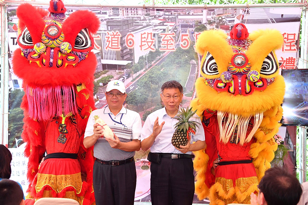 今天柯文哲市長也出席了市民大道6段至5段通車典禮,卻在會議中有取消開放機車行駛第三車道的想法