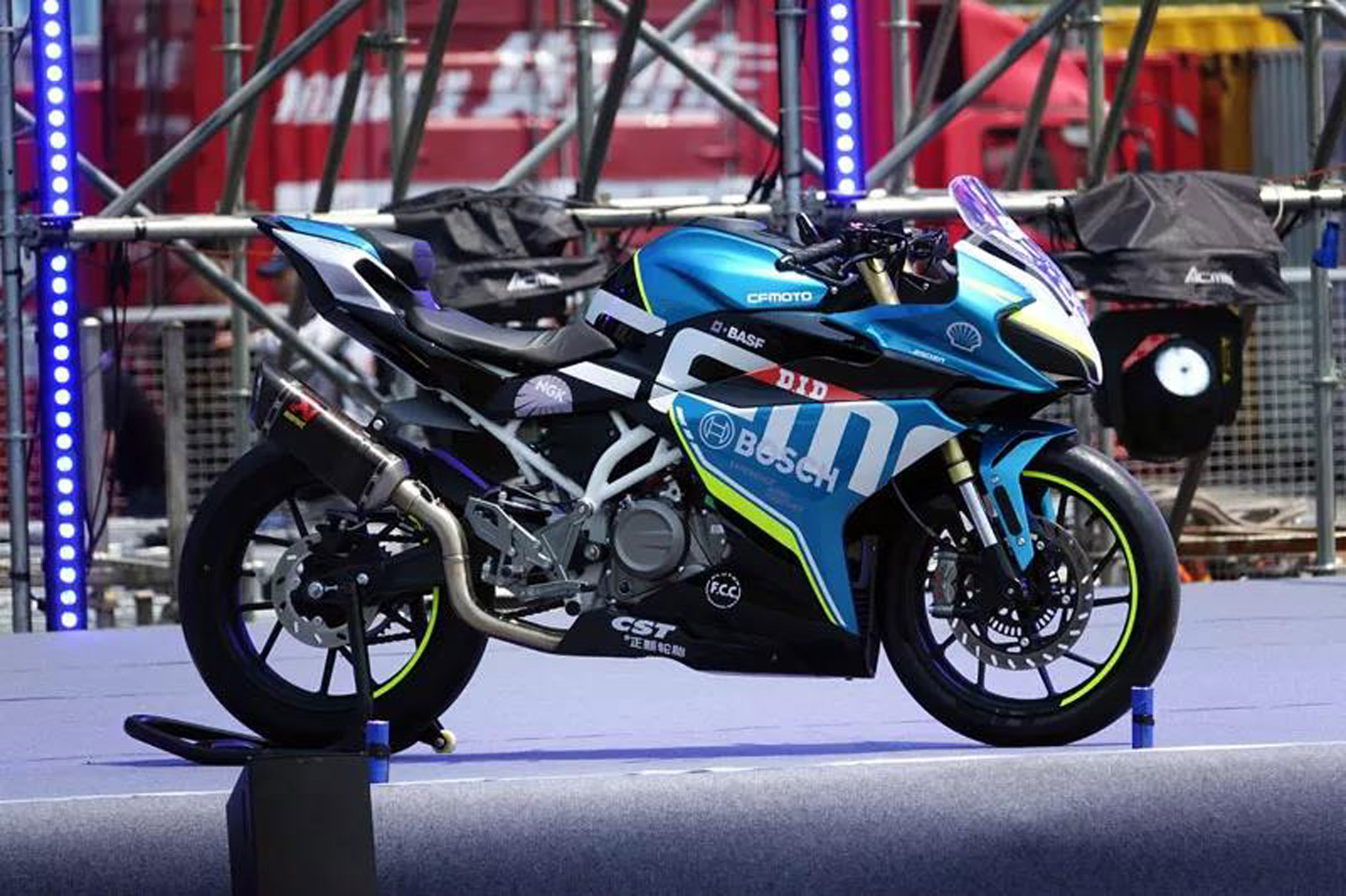 去年5月搶先曝光的CFMoto 250SR，近日則曝光排量加大的300SR