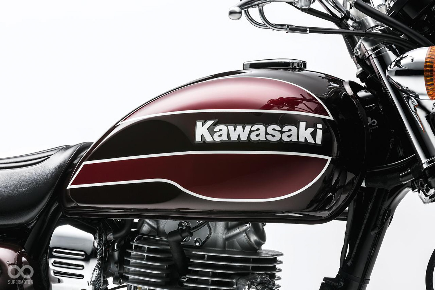 以往油箱兩側Estrella logo在這最終的Final Edition版本上換成了KAWASAKI的字樣