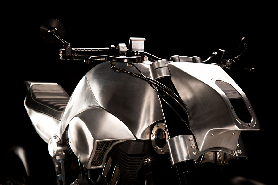 車頭罩與側蓋也以手工方式製作