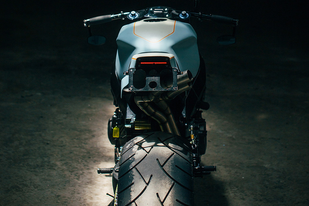 由後輪往上看，從後座蓋下方竄出的手工排氣管就像猛獸的爪子，將日本誇張的street fighter風格表露無遺