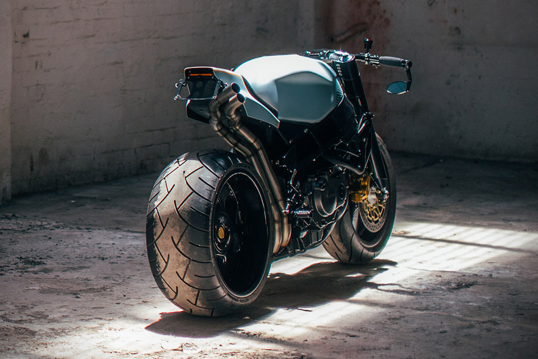 仿賽車脫下整流罩後，裡面的線條竟能如此優美，這樣的原始線條在典雅的氣質中展現陽剛特質