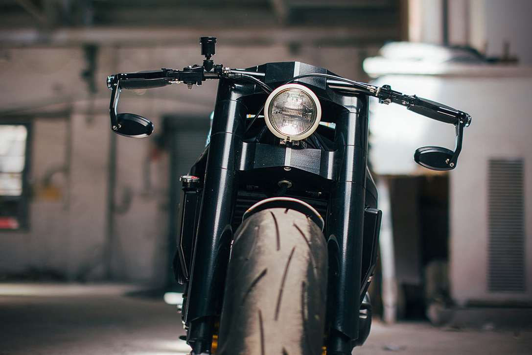 平置式的分離把手，位於把手末端的照後鏡擁有鮮明的café racer風格