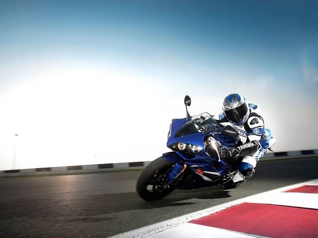 透過可變式的進氣道改善了上一代低轉較為無力的窘境,同時因應新的排放規範,R1也從過去的單汽缸五閥門換為四罰們的設計