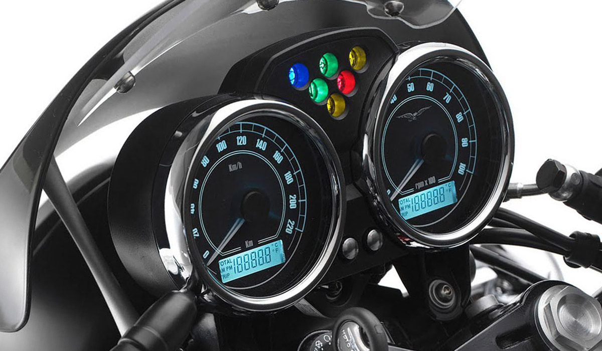 看似復古的儀表板,功能相當齊全,里程電腦、氣溫、時鐘等功能一應俱全