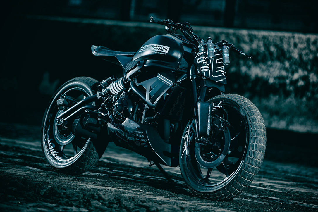 這回Icon 1000改裝團隊再次以強烈的視覺刺激，打造一輛帶有灰色情緒的作品，以暗夜與死亡作為意象