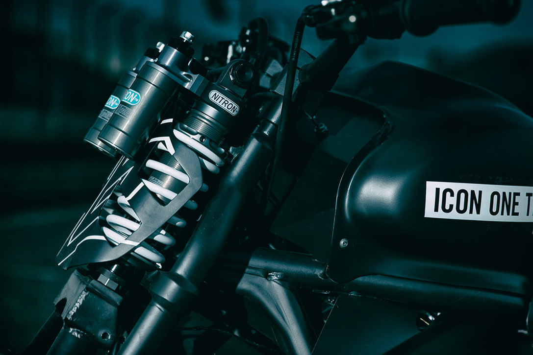 前懸吊改為多連桿式，所以在車頭會看見兩支Nitron避震器，與以往的前叉設計完全不同