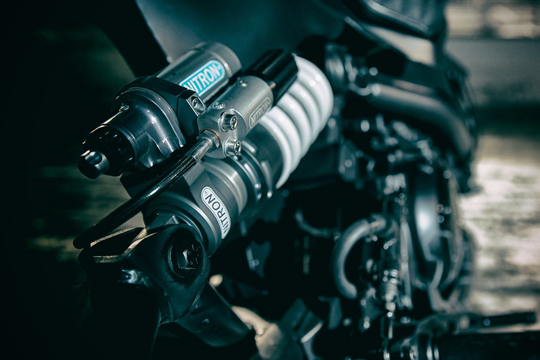 後搖臂改為手工製作的鋼管短搖臂，雖然後避震器的鎖點沿用原有的側邊配置，卻因縮短了搖臂使車身增高，變得更具張力