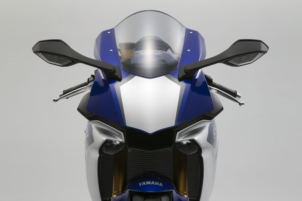 隱藏式的車燈設計,創造出更接近廠車M1的車頭造型