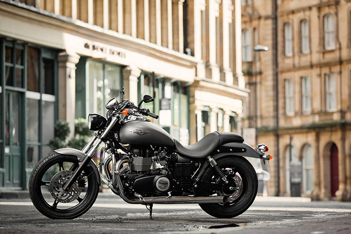 TRIUMPH 旗下現有兩款美式車款-America (上) 和Speedmaster (下),兩台車的都是舊款的空冷865 c.c. 並列雙缸引擎,未來可能會被這次曝光的新車取代