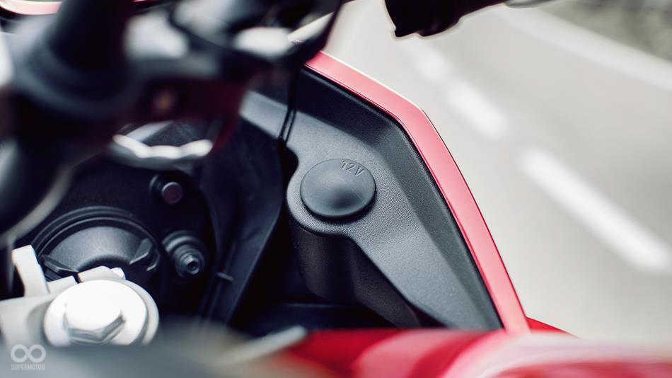 車頭配置12V點煙插孔,連接導航與行車記錄器更便利