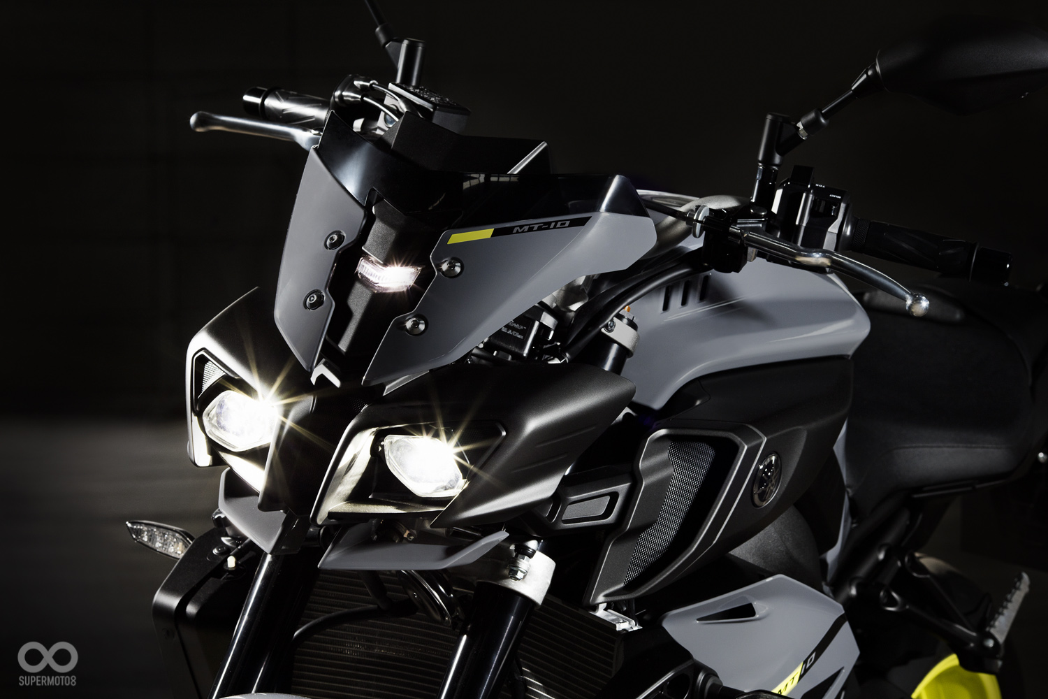 前衛車頭造型,有如變形金剛般科幻感濃厚。延用R1的雙魚眼頭燈規格