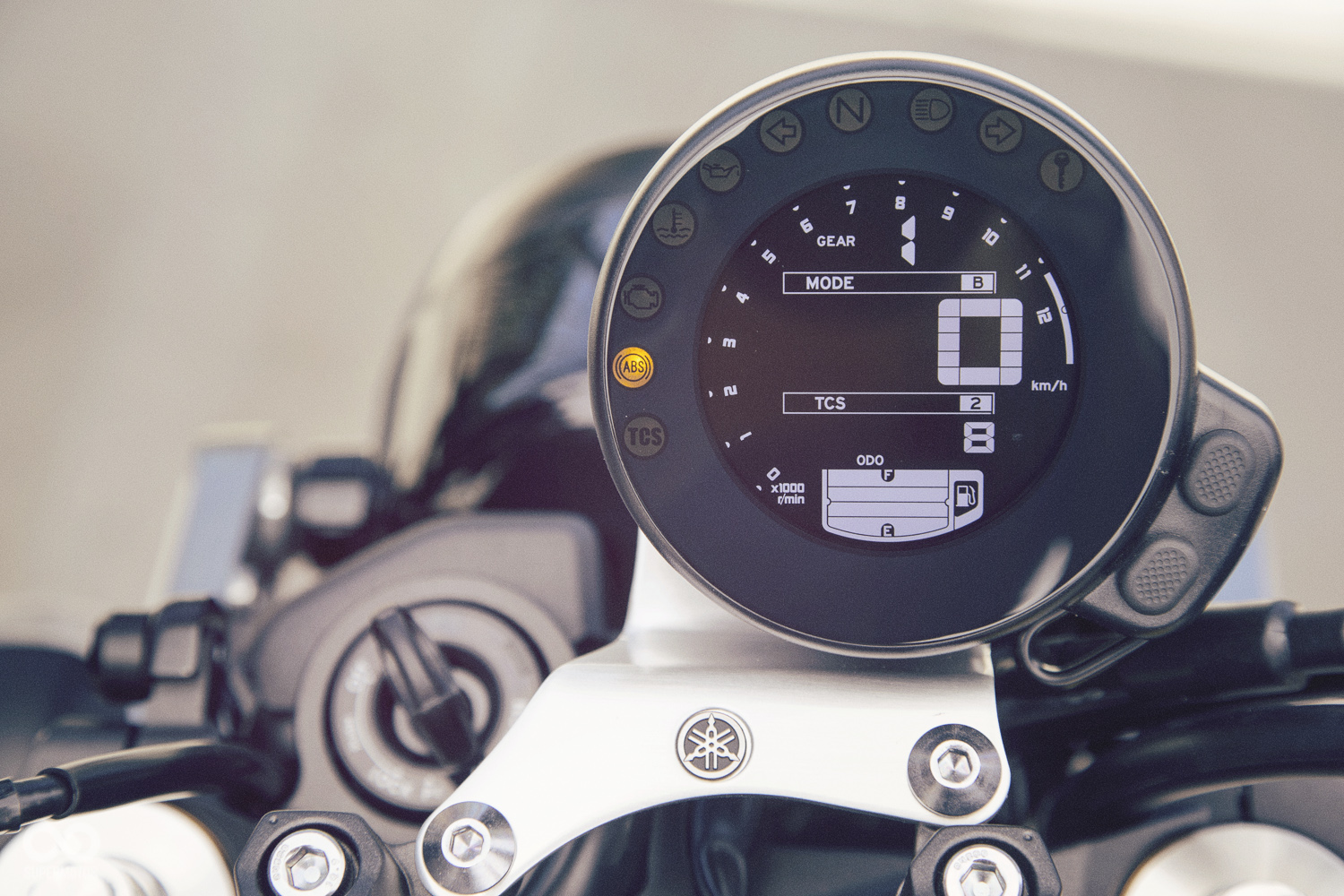 外觀是復古的單環表外型,卻內置功能完整的液晶儀表