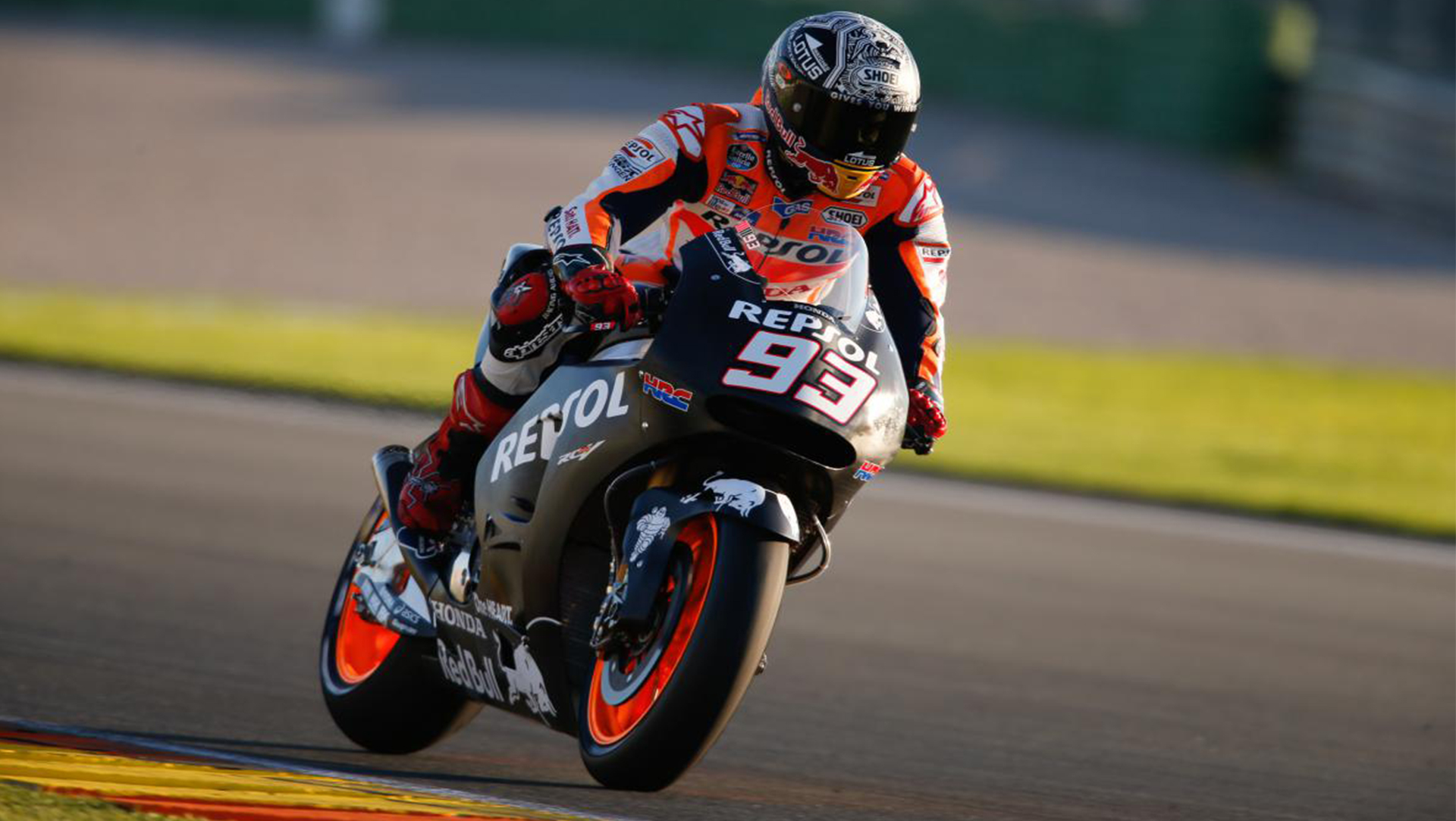 2015冬季測試Marc Marquze配戴的X14消光黑圖騰彩繪帽