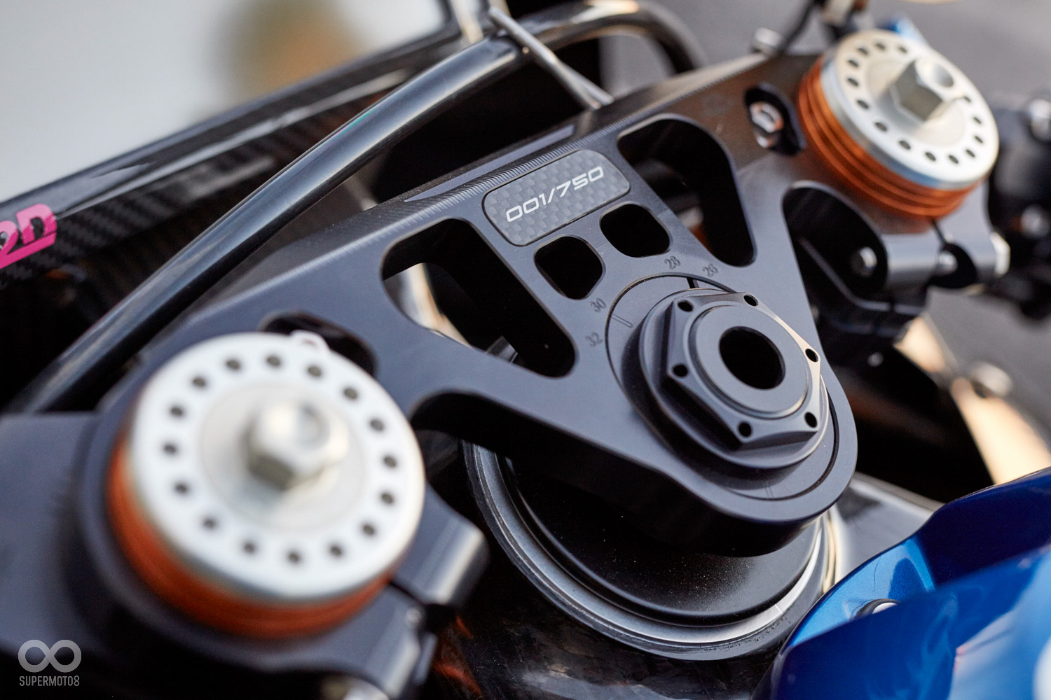 全球限量750台,在三角台上有一枚碳纖維的限量編號銘版