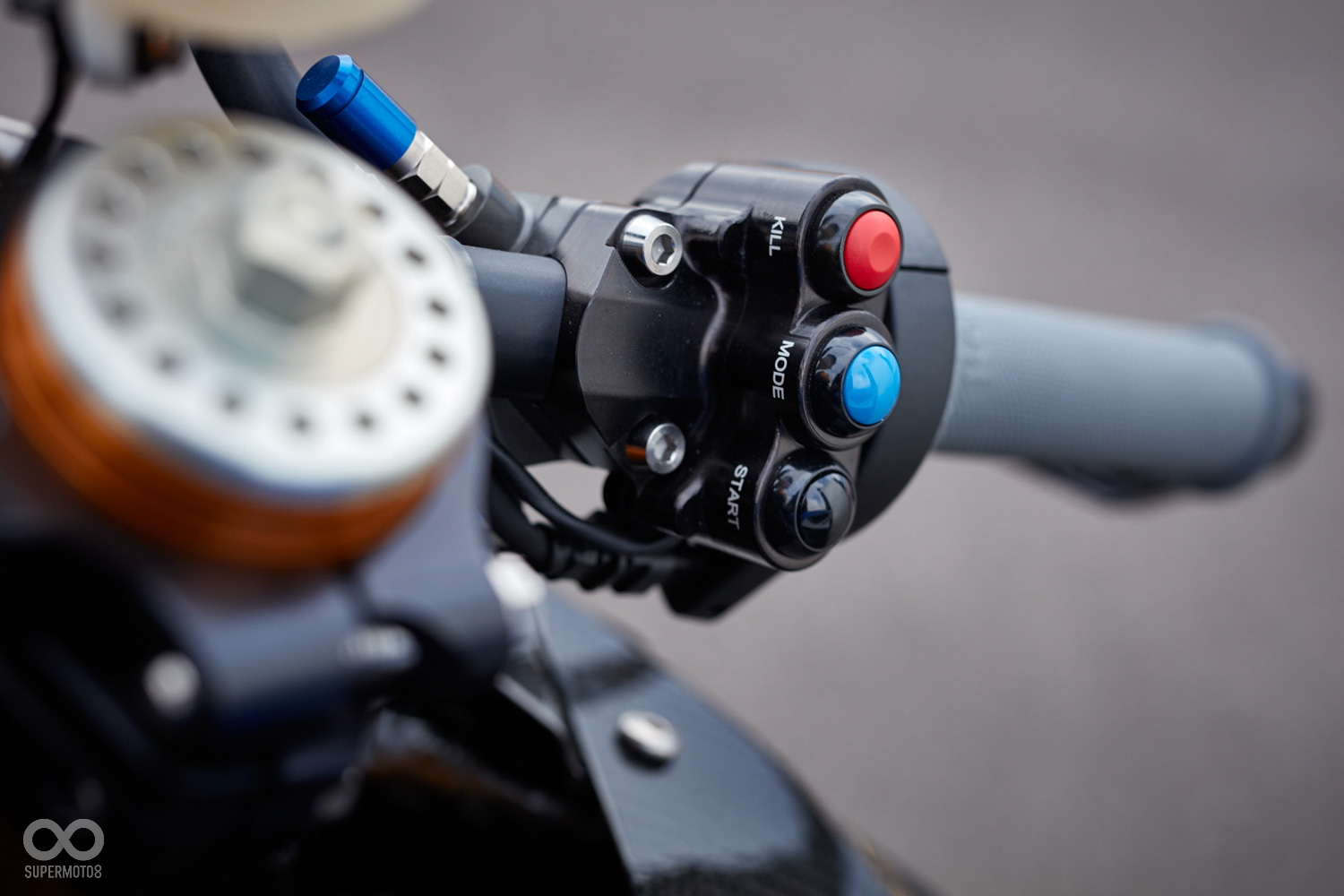 按鍵相當的簡潔,方便騎士在比賽中快速地切換,還可以再另外加裝pit限速的按鍵,如果你有需要的話