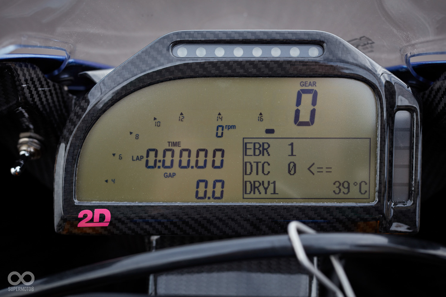 LCD的儀表板只能顯示檔位、轉速、單圈時間、電控等級等基本比賽資訊