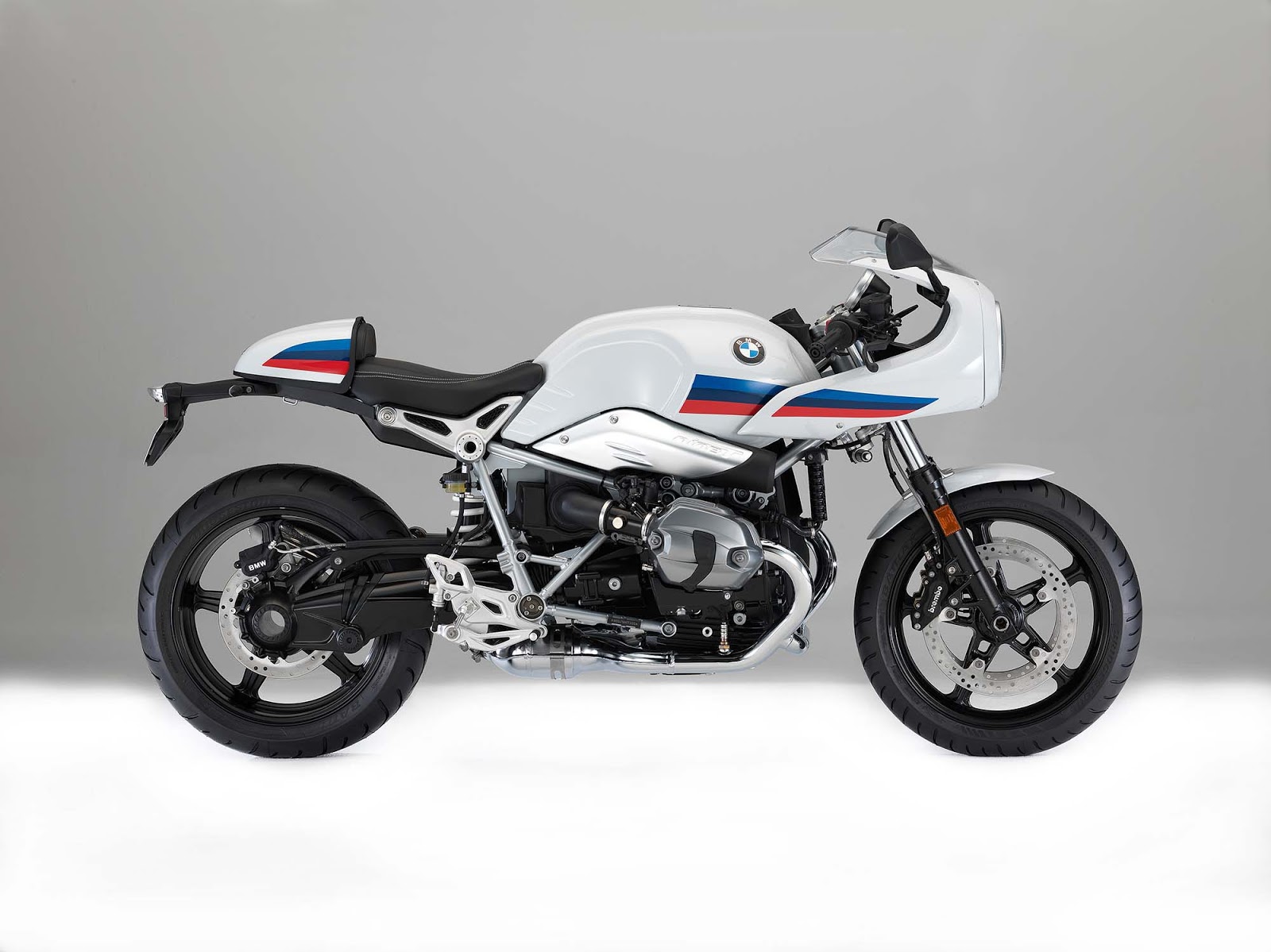 配色正好是BMW M POWER的淺藍、深藍與紅色線條,與白色基底組成BMW的識別色,強調R nineT Racer的性能基因