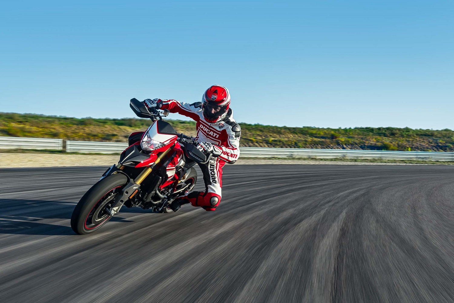 全新的937c.c Testastretta 11° L行雙缸引擎，採水冷系統外加油冷系統，最大馬力升級至113ps