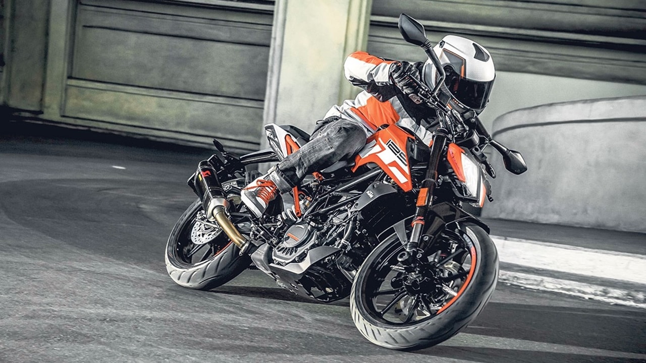 懸吊配有WP 43mm倒立式前叉,後懸吊則是WP monoshock,這樣的懸吊規格完全比照600級的配置