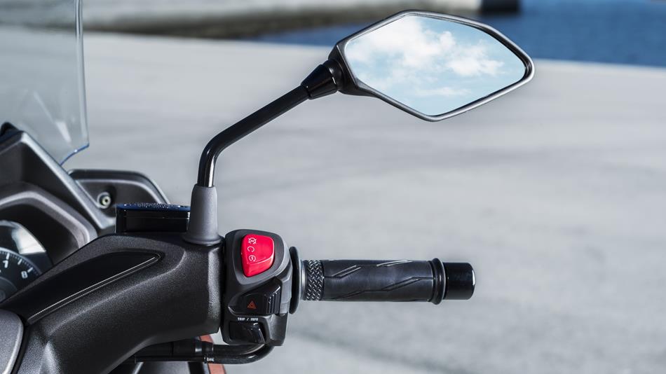 雙閃燈下方的按鈕是TCS的設定紐