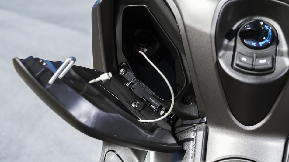 靈感來自於汽車，車廂手套盒開啟按鈕都設置在鎖頭，手套盒內有一12V電源供應