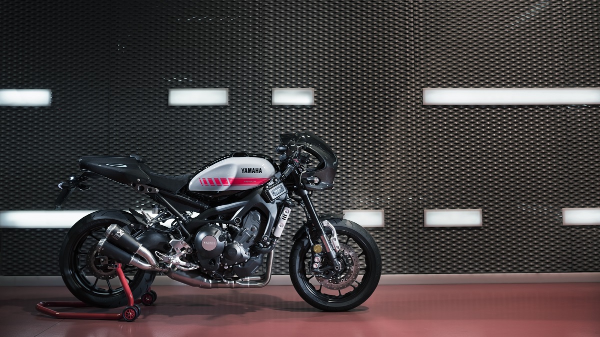 YAMAHA XSR900 Abarth套上café racer的外型後變得更有歐風韻味，車頭罩與單座蓋都是碳纖維製作