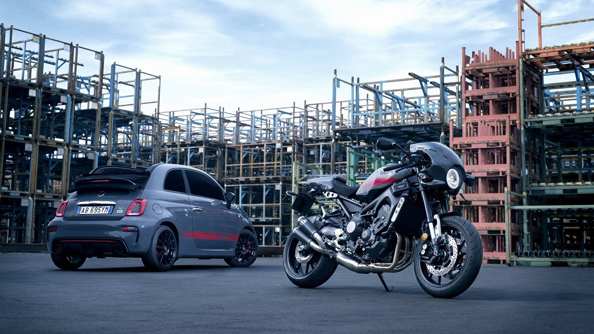 YAMAHA XSR900 Abarth油箱上的紅色拉線與ABARTH 695 BIPOSTO相同，且紅線中有印著Abarth字樣