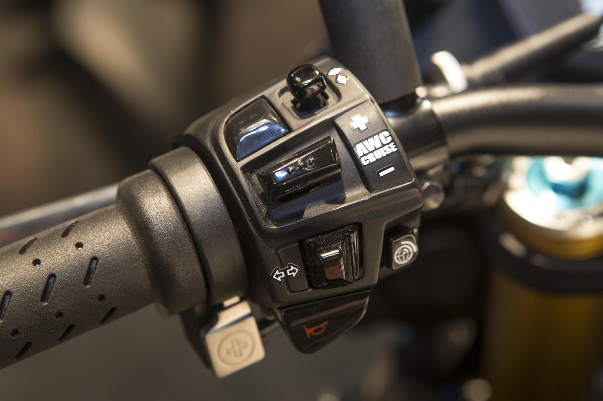 透過把手上的選單按鈕，便可直接調整車輛的各項功能