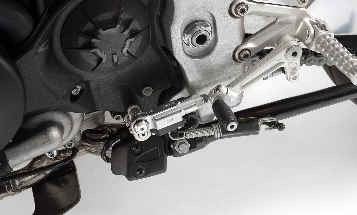 新版的電子快排系統具有升降檔的完整功能，且能配合ECU進行自動退檔補油