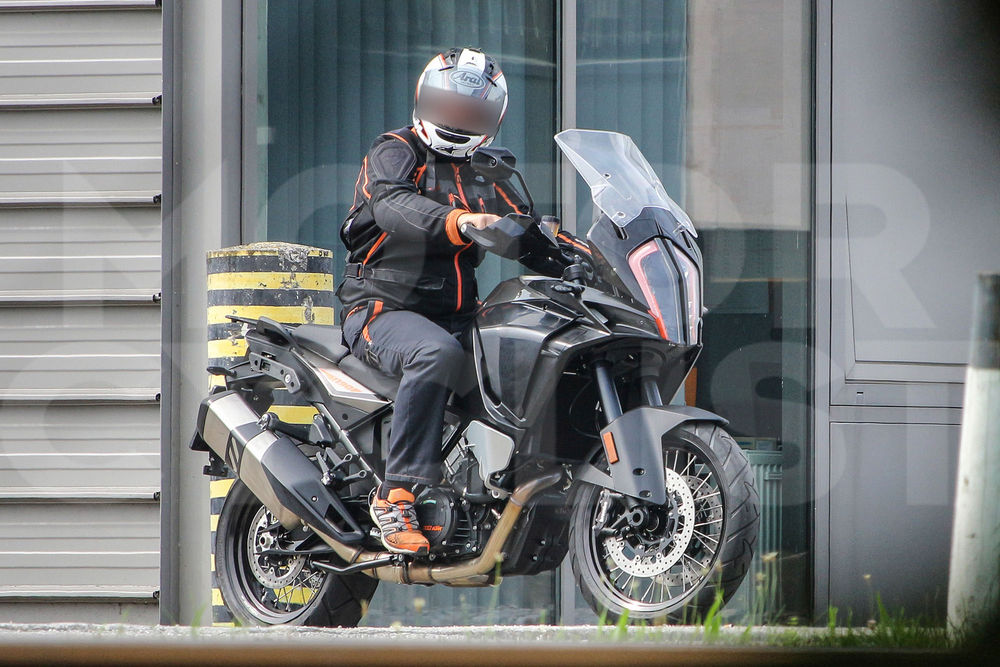 風鏡與車側造型都更為俐落,越來越朝有性能車流線的設計風格