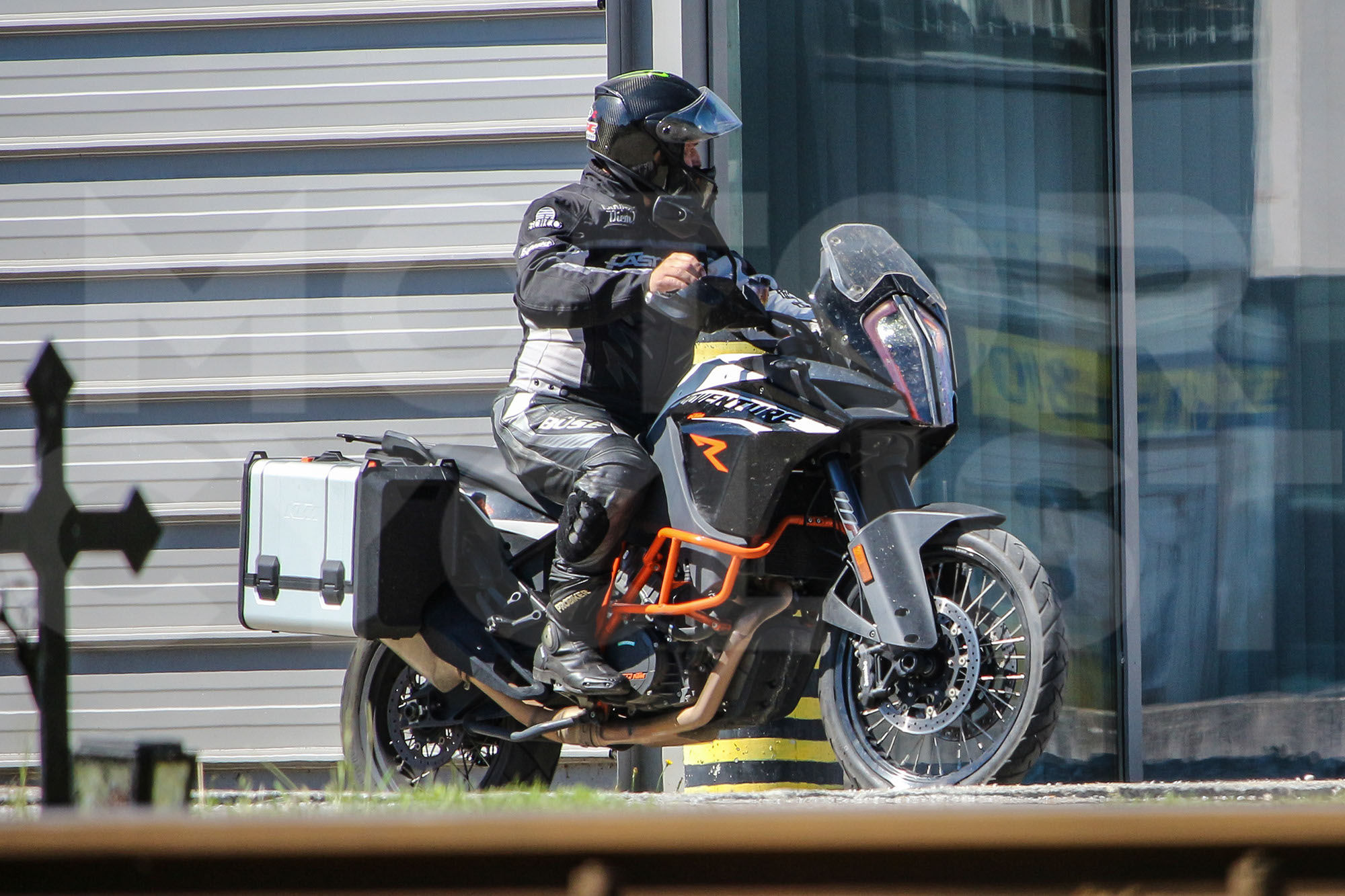 KTM 1190 Adventure R一樣在外觀上有小修改,推估引擎動力將維持不變