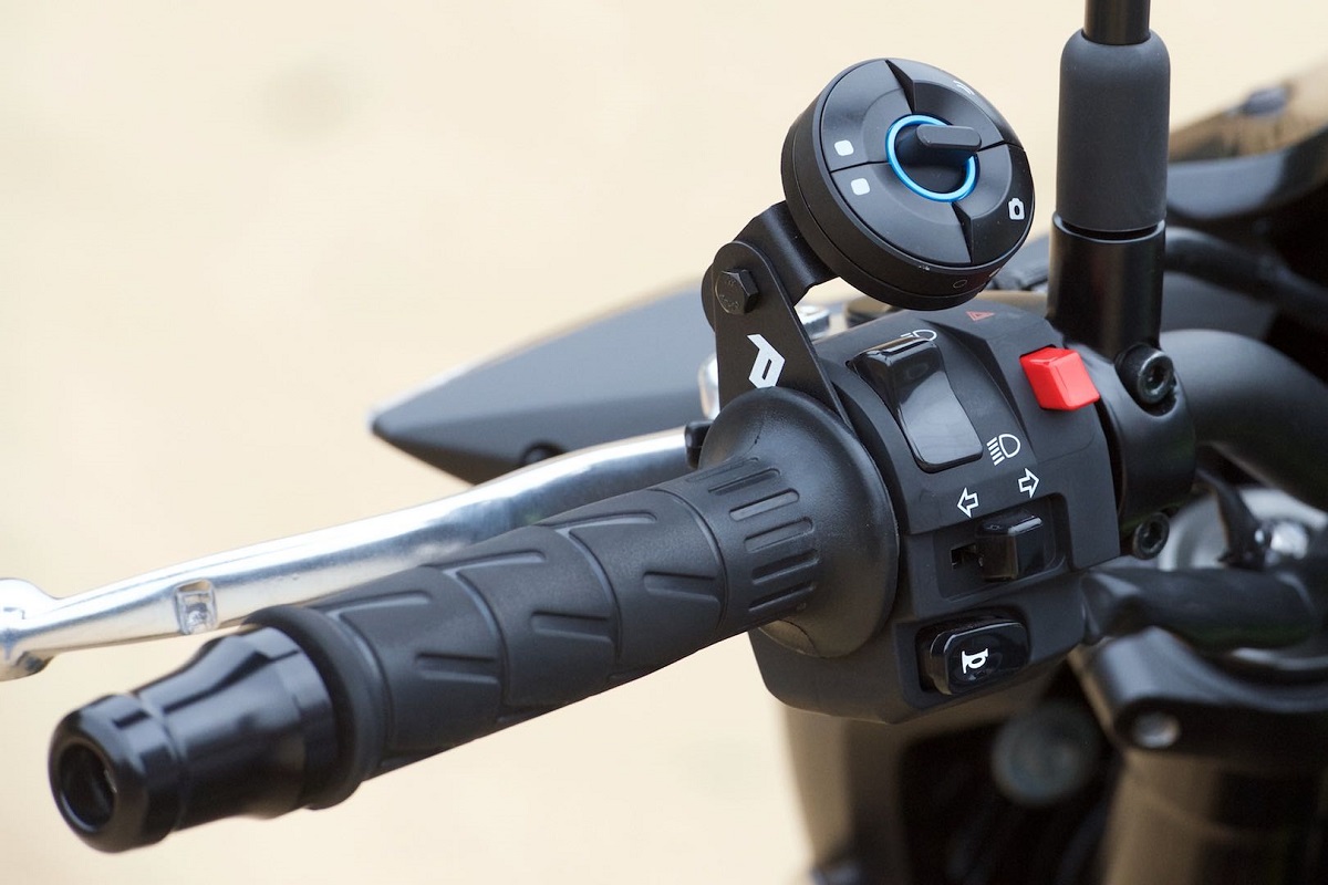 NUVIZ HUD配有專用的選項控制器,將控制器裝在把手上就能進行功能選擇