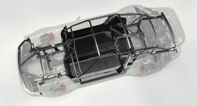 車體結構則是以碳纖維打造的單體座艙為基礎,配上高強度副車架,懸吊設計採賽車的臥式懸吊設定