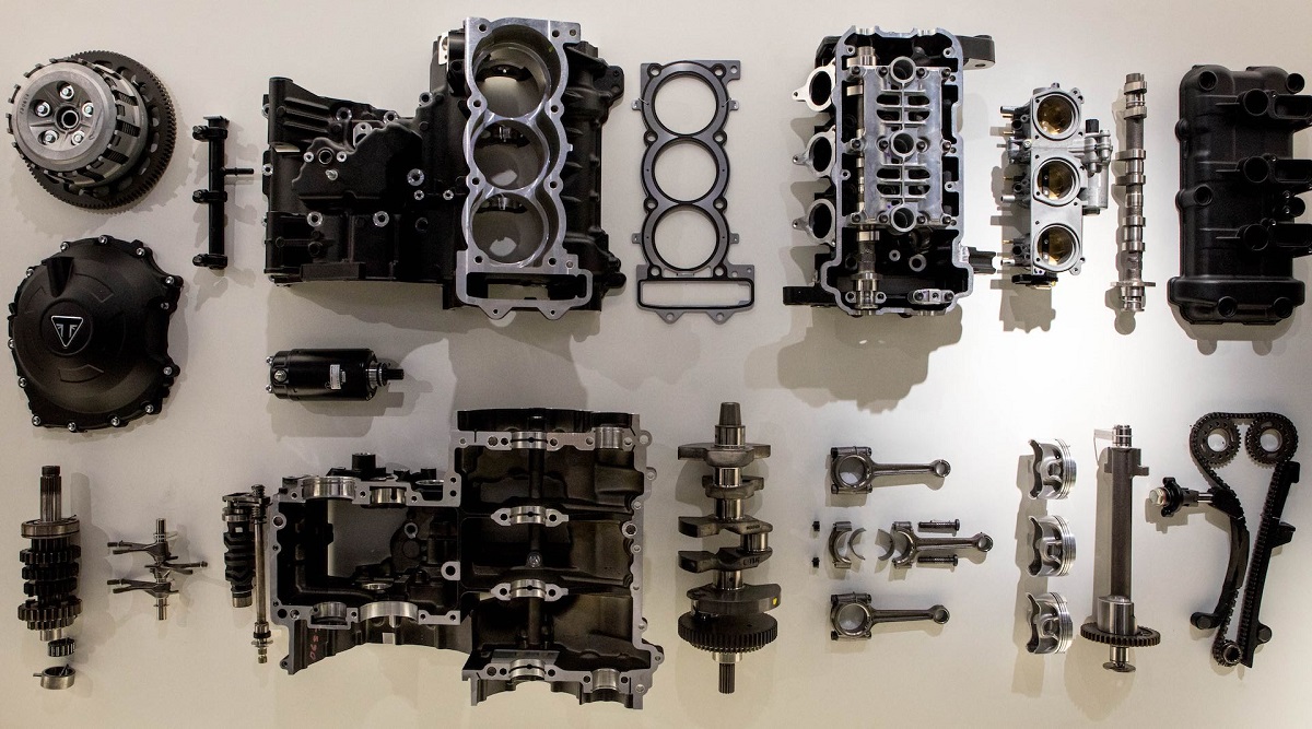 一具拆解的三缸引擎零件成為牆面裝飾