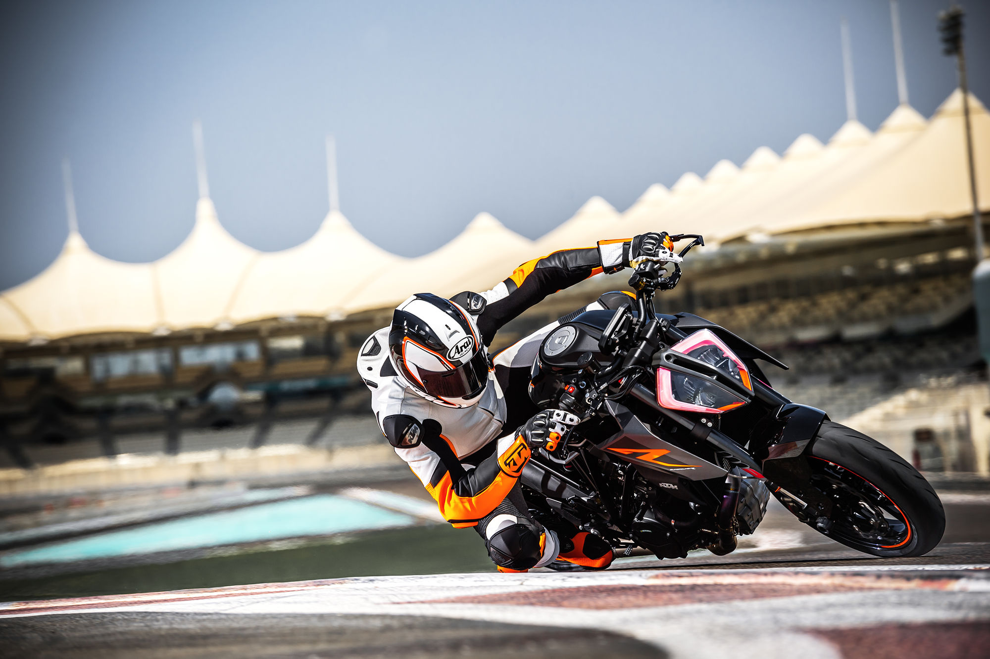 新設計的進氣歧管縮短10mm，鈦合金進排氣閥門鍍有氮化鉻塗層，擁有更低的磨擦係數以利引擎提升轉速，壓縮比更高達13.6：1，因此這具引擎擁有177hp最大馬力