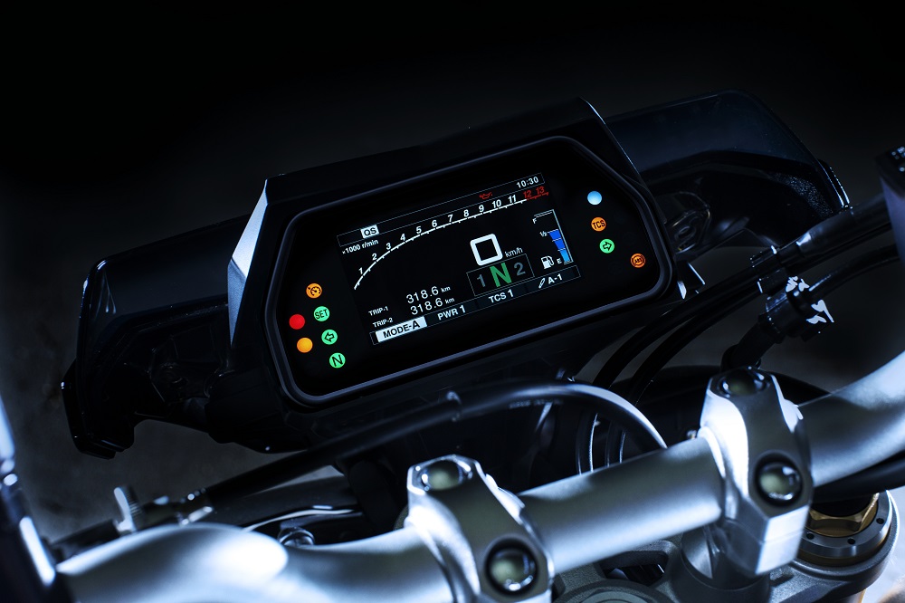 彩色TFT能夠切換不同模式頁面,還能組合不同的資訊顯示,可依據騎士得需求搭配,螢幕底色還能依照白天或夜晚轉換成黑底或白底
