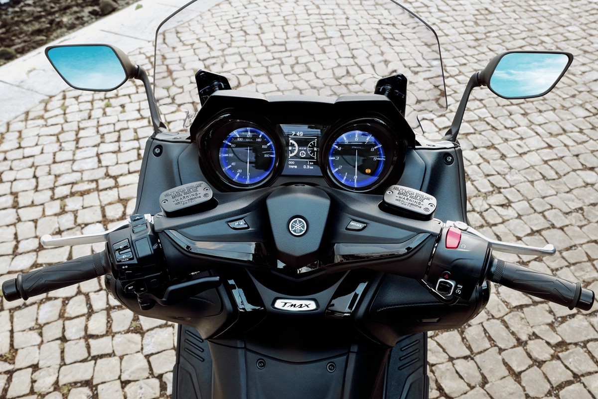 TMAX的儀表板同樣精彩,但藍色的背光卻使得他在陽光下的辨識度不佳,也因此被扣去許多分數