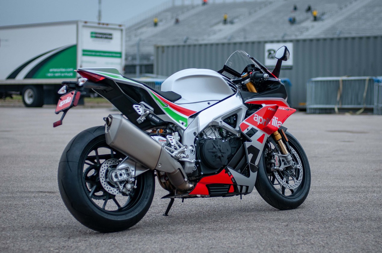 霸氣十足的車側 Photos: © 2018 Jensen Beeler / Asphalt & Rubber