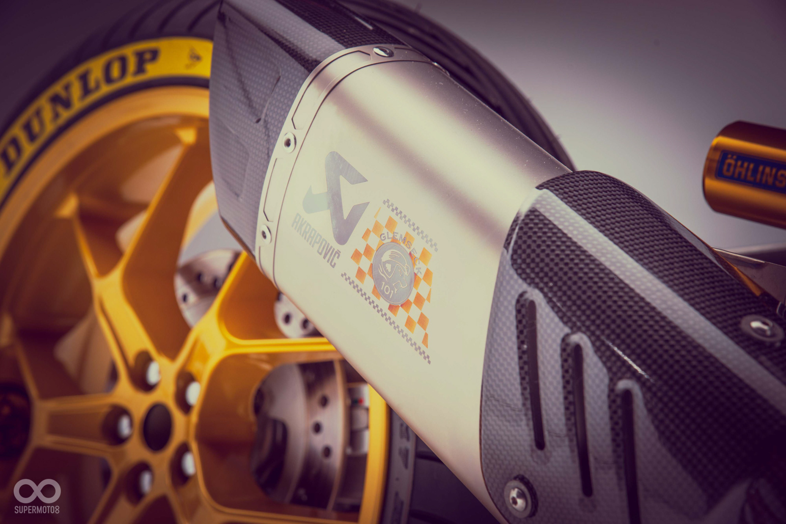 專為Glemseck 101製造的蠍子管，上頭有著專屬標誌