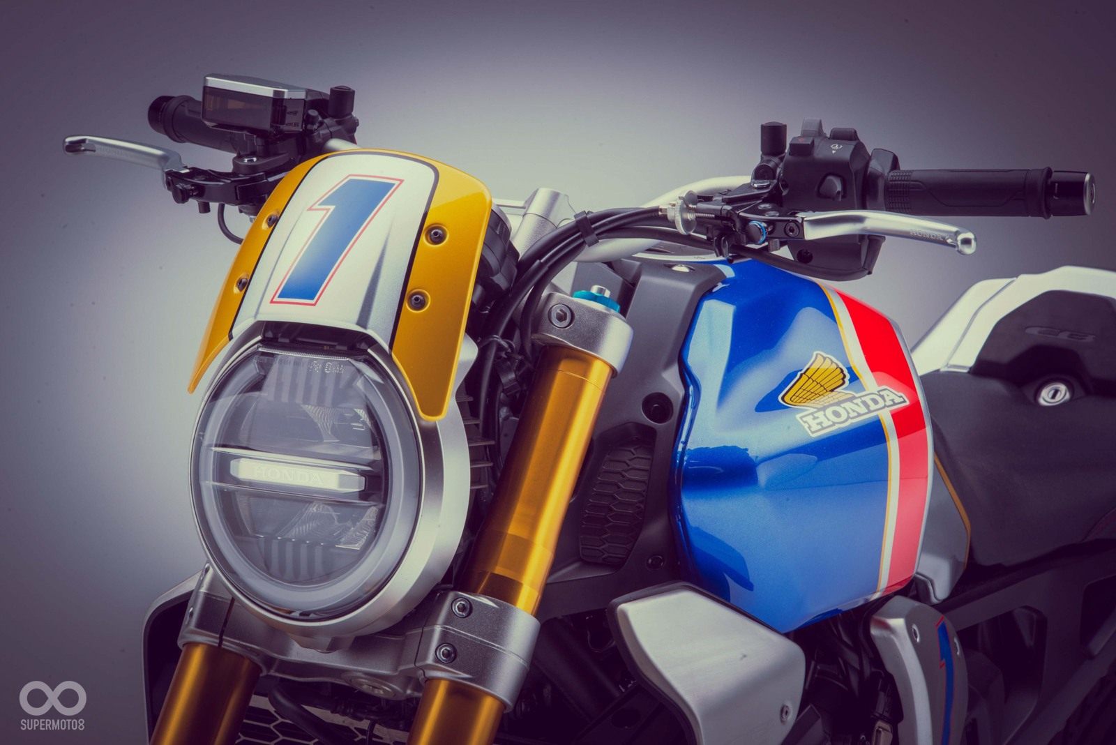 與市售採用HRC配色的HONDA車款不同，眼前這輛CB1000R的顏色更加強烈