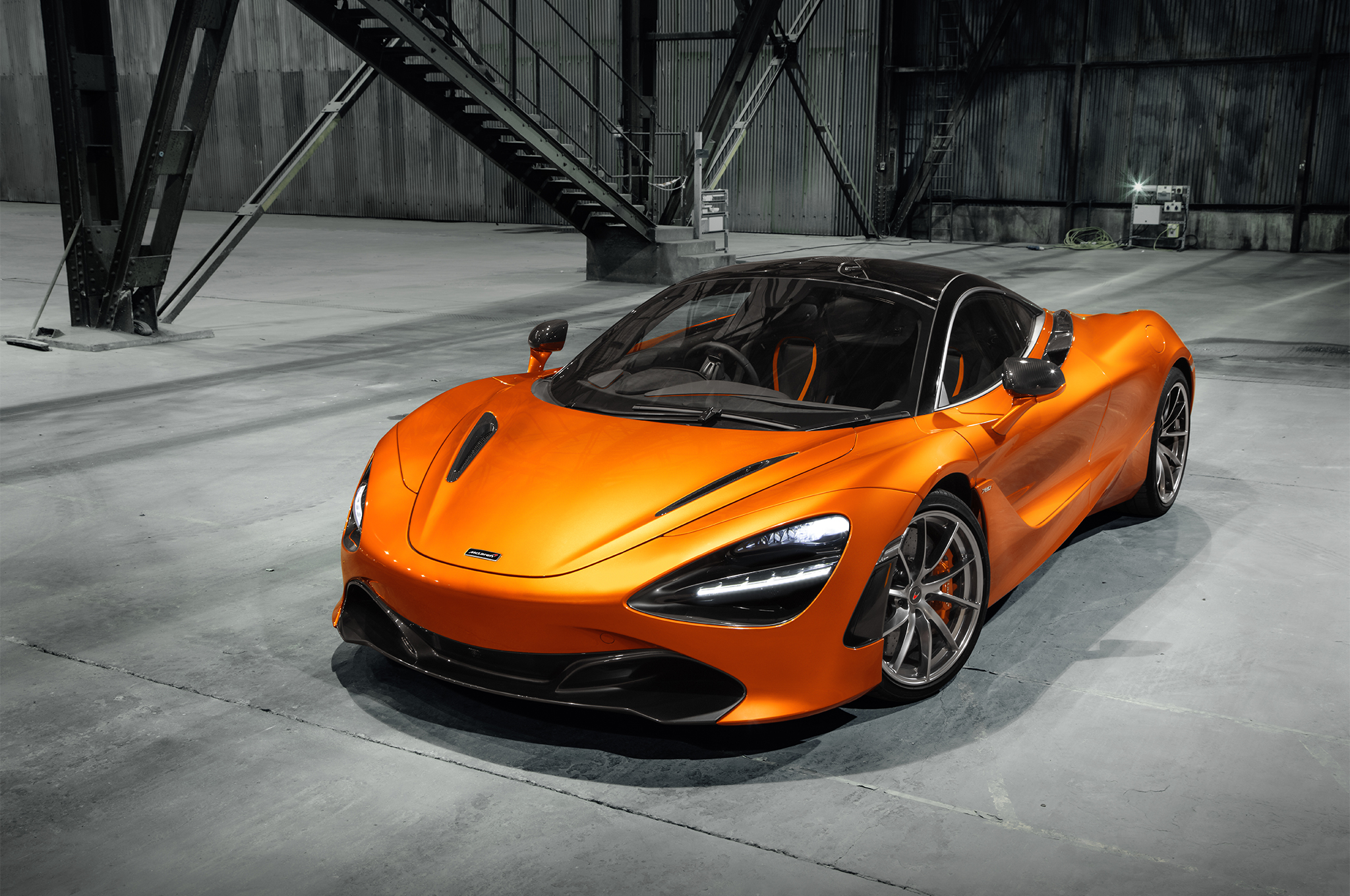 Mclaren 720S與Ferrari 488同樣擁有雙渦輪引擎，而720S更有特殊的甩尾控制系統，能讓車主輕鬆的享受甩屁股的樂趣 Photo by Motor Trend