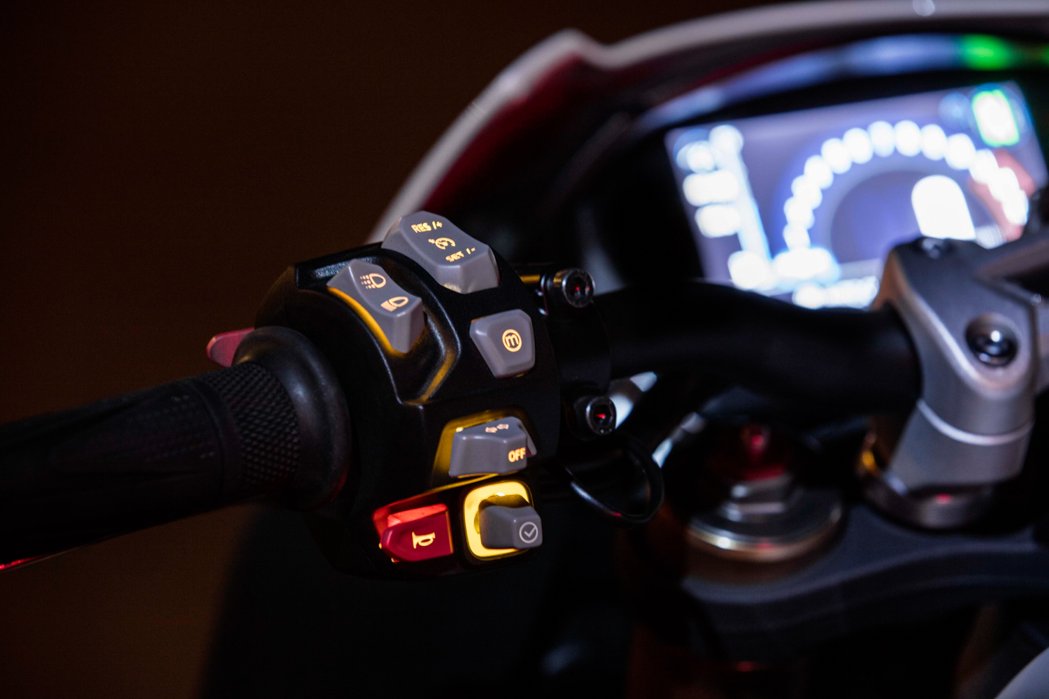 進遠燈開關旁有著新加入的定速巡航按鈕，本次也在手把按鈕上加入背光增加辨識度。