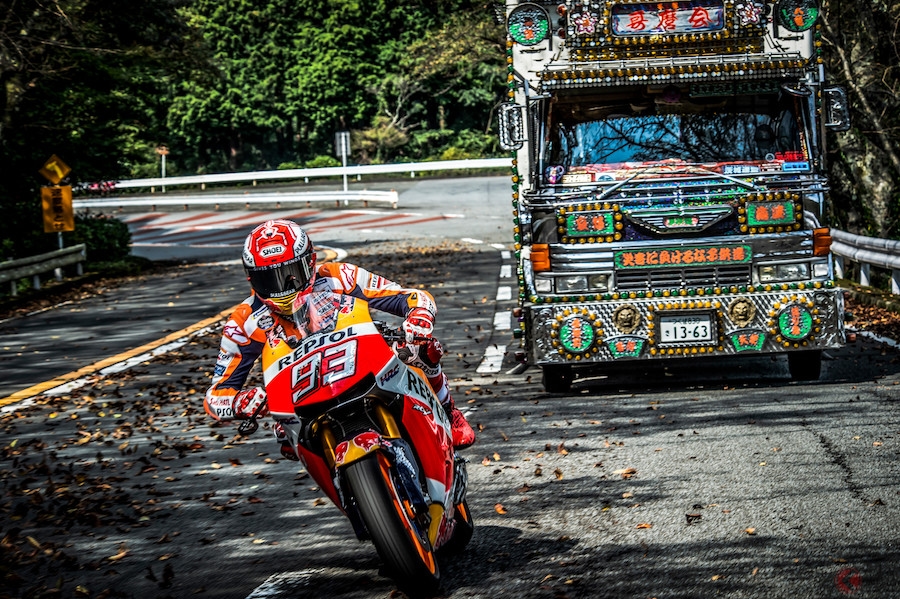 這一回Marquez與RC213V遇上的是格外特別且深富日本在地文化的「デコトラ」（暴走卡車）