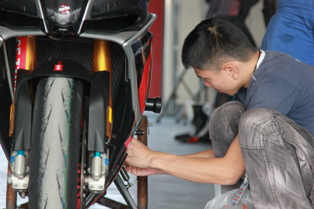 現場認真調整車況。